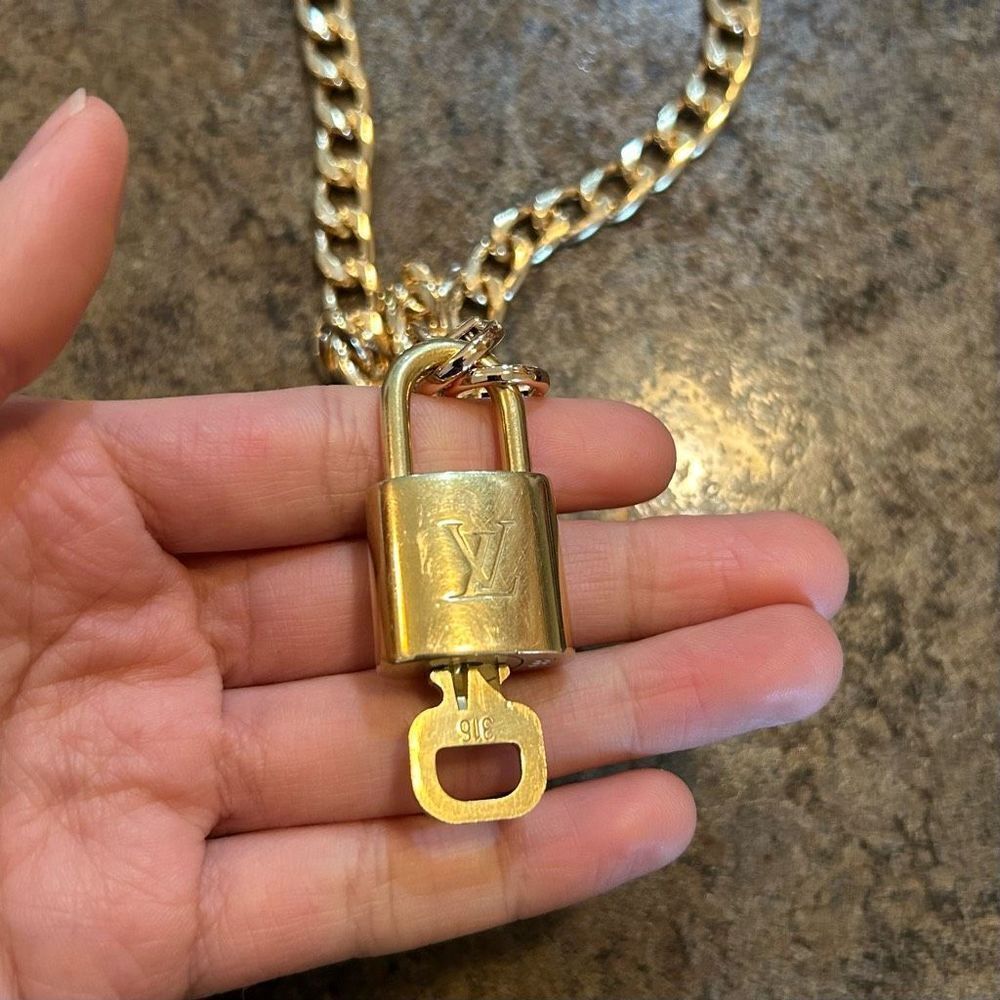 Louis Vuitton #316 Lock and Key Gold Brass with new unbranded chain​ - Picture 4 of 7